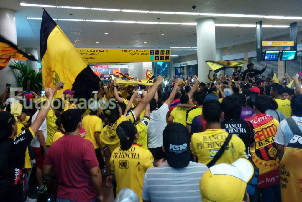 barcelona_hinchas_aeropuerto_02