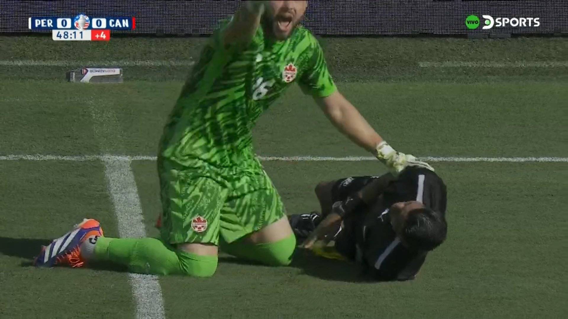 Arbitro juez de linea de Perú - Canadá se desmayó durante el partido